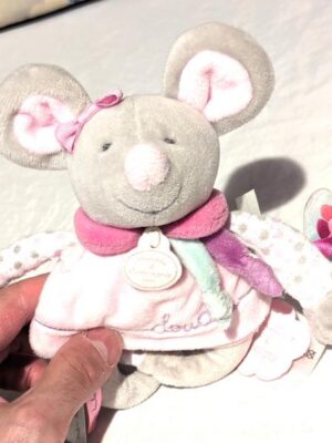 Doudou petite souris grise hochet robe rose
