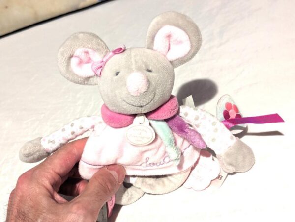 Doudou petite souris grise hochet robe rose