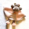 Doudou petit rhinocéros gris robe demi ronde rose
