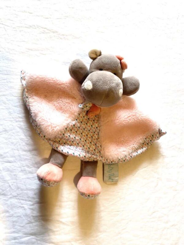 Doudou petit rhinocéros gris robe demi ronde rose