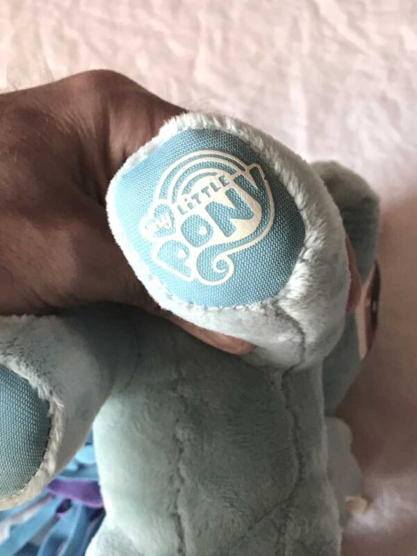 Patte marque peluche normale cheval poney bleu clair ailes queue multicolore