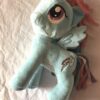 Peluche normale cheval poney bleu clair ailes queue multicolore