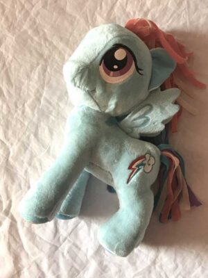Peluche normale cheval poney bleu clair ailes queue multicolore