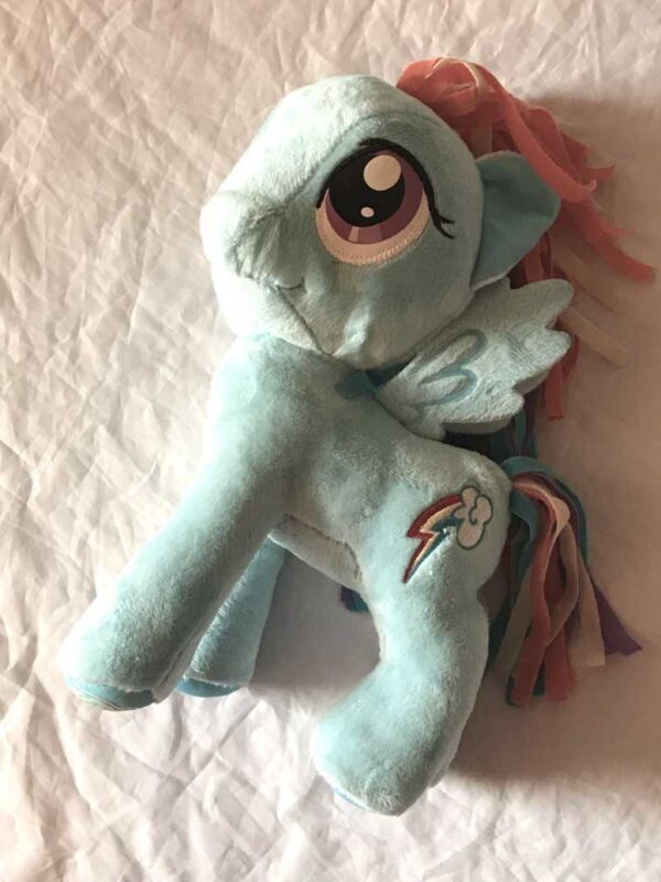 Peluche normale cheval poney bleu clair ailes queue multicolore