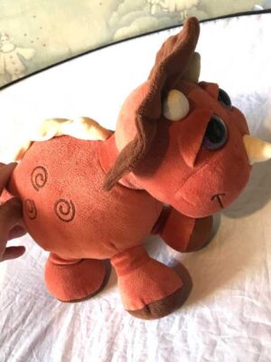 Peluche normale dinosaure rouge ocre crinière tête dos spirales corps