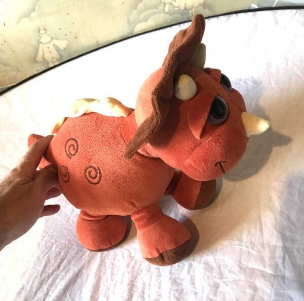 Peluche normale dinosaure rouge ocre crinière tête dos spirales corps