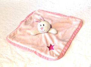 Doudou petit lapin blanc robe rose pâle étoile mauve