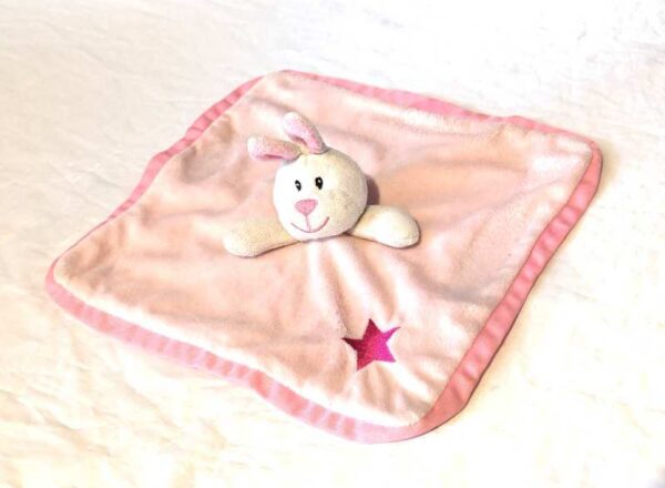 Doudou petit lapin blanc robe rose pâle étoile mauve