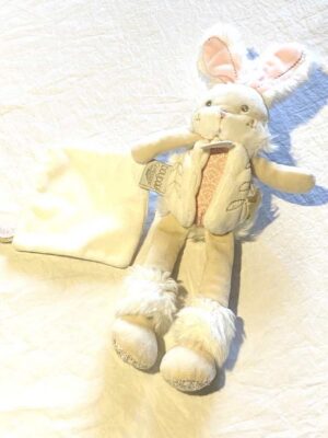 Peluche normale grand lapin beige veste motifs dorés mouchoir blanc main