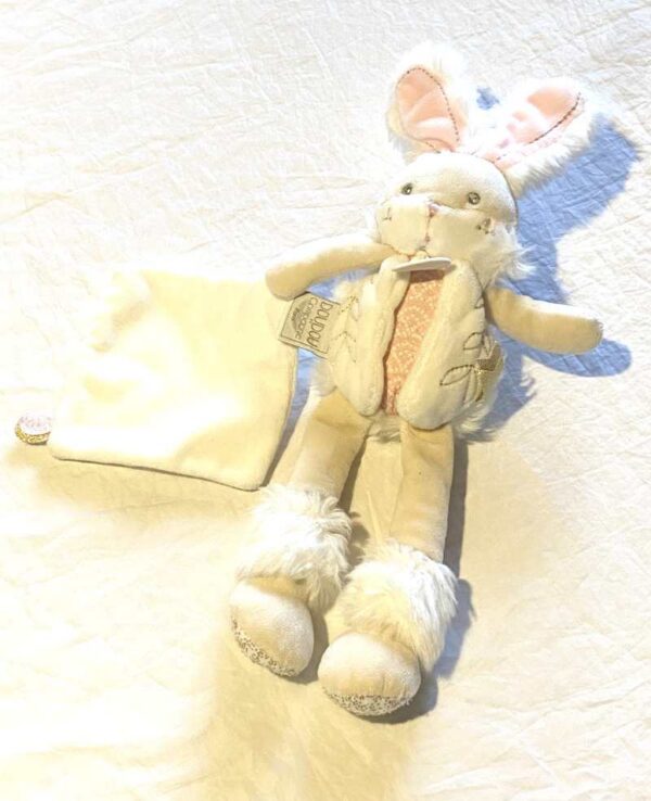 Peluche normale grand lapin beige veste motifs dorés mouchoir blanc main