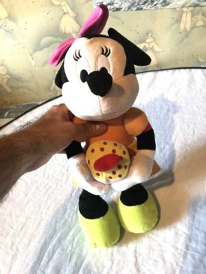 Peluche normale grande minnie gâteau rouge petit coeur rouge