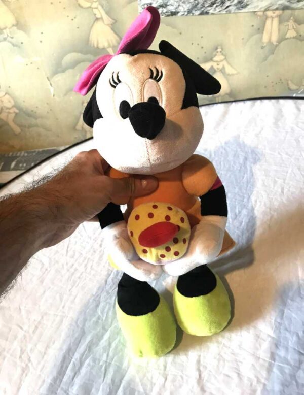 Peluche normale grande minnie gâteau rouge petit coeur rouge
