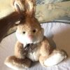 Peluche normale gros lapin brun ruban motifs géométriques carrés