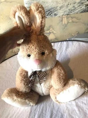 Peluche normale gros lapin brun ruban motifs géométriques carrés