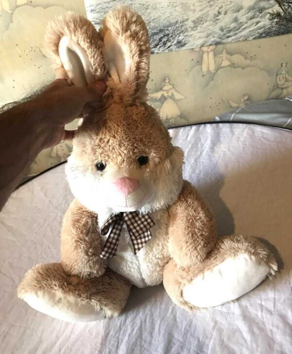 Peluche normale gros lapin brun ruban motifs géométriques carrés