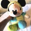 Peluche normale gros mickey mouse pyjama capuche rayures vertes blanches branchage feuilles multicolores
