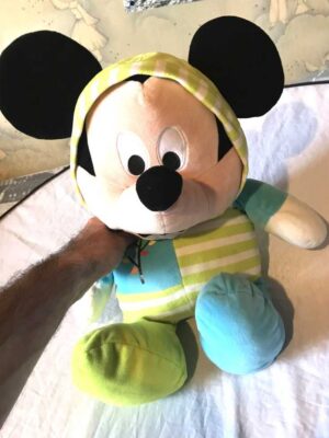 Peluche normale gros mickey mouse pyjama capuche rayures vertes blanches branchage feuilles multicolores