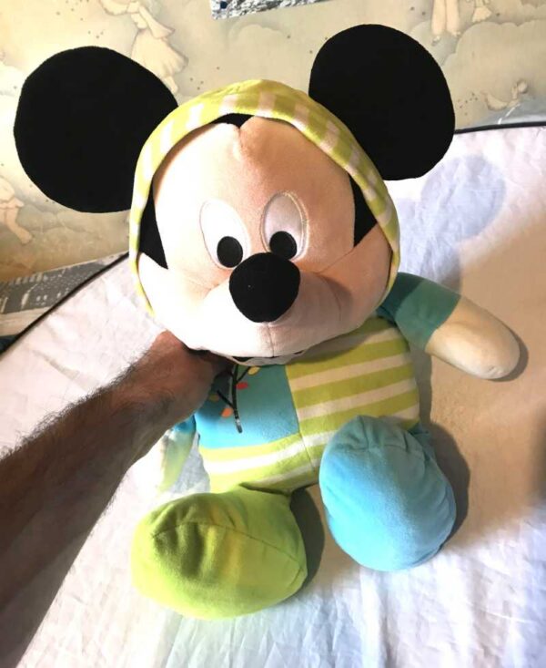 Peluche normale gros mickey mouse pyjama capuche rayures vertes blanches branchage feuilles multicolores