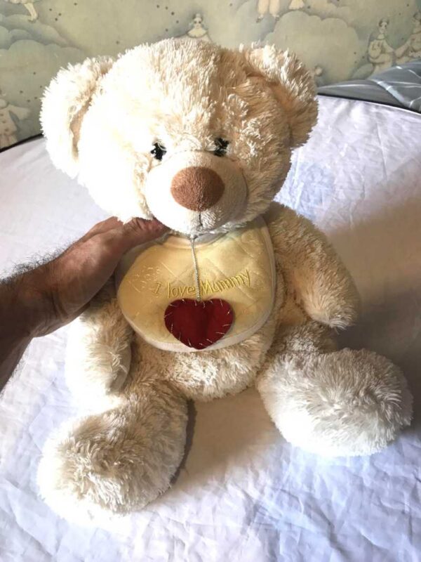 Peluche normale gros ourson beige bavette jaune écritures I Love Mummy coeur rouge boutique enfance-douceur Peluche normale gros ourson beige bavette jaune écritures I Love Mummy coeur rouge