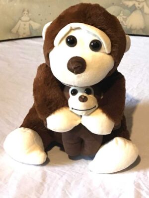 Peluche normale gros singe marron petit bébé bras