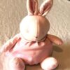 Peluche normale lapin rose lignes fines horizontales blanches