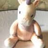 Peluche normale licorne assise vêtement rose corne violette pailletée