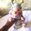 Peluche normale mille pattes multicolore petit chapeau hochet