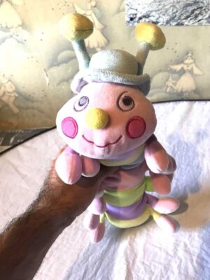 Peluche normale mille pattes multicolore petit chapeau hochet