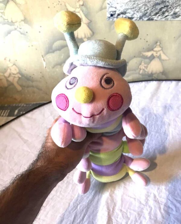 Peluche normale mille pattes multicolore petit chapeau hochet
