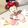 Peluche normale souris minnie ruban rouge pois cornet glace main