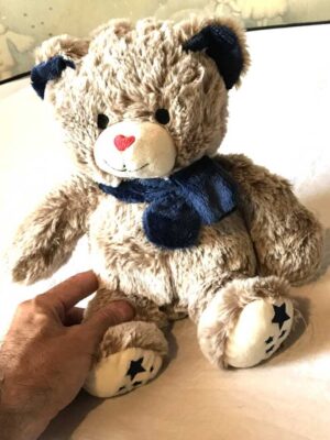 Peluche normale ourson brun ruban bleu nuit étoiles sous pattes