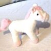 Peluche normale petit cheval blanc crinière harnais pattes roses