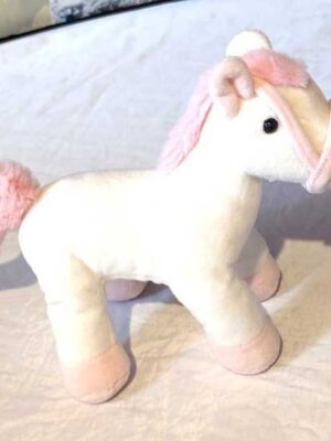 Peluche normale petit cheval blanc crinière harnais pattes roses