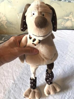 Peluche normale petit chien brun longues jambes molles bandana peau guépard