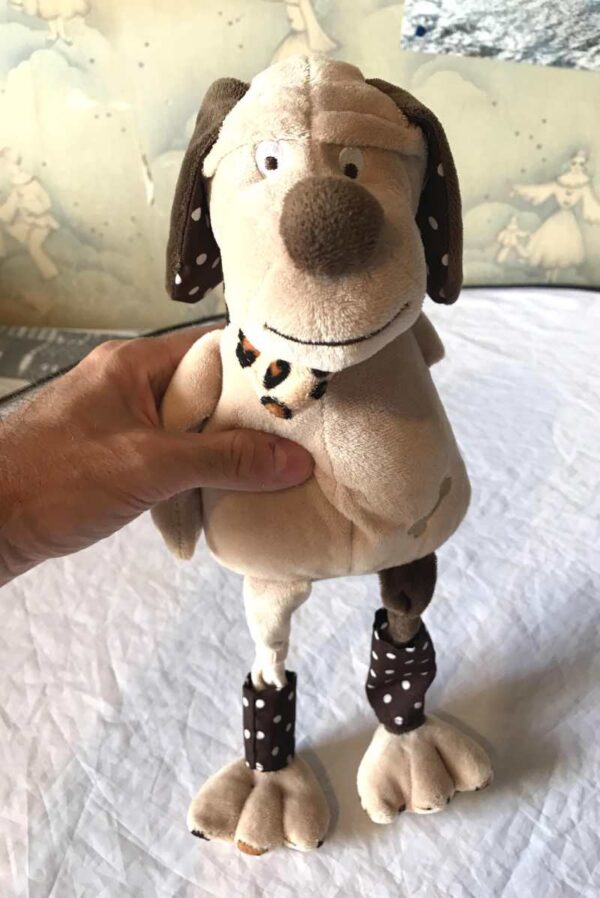 Peluche normale petit chien brun longues jambes molles bandana peau guépard boutique enfance-douceur Peluche normale petit chien brun longues jambes molles bandana peau guépard