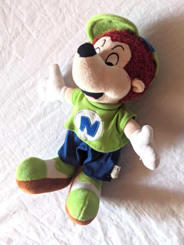 Peluche normale petit enfant casquette tshirt vert médaillon blanc lettre N