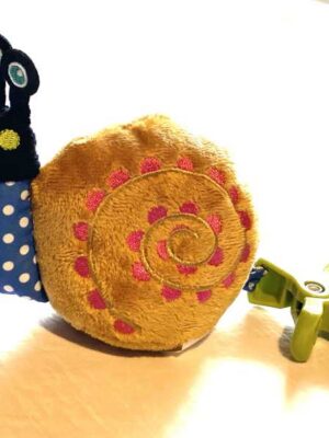 Peluche normale petit escargot marron mobile pince verte
