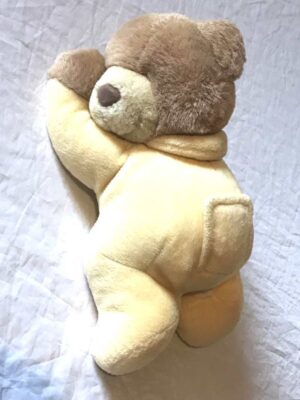 Peluche normale petit ourson brun allongé dort pyjama jaune
