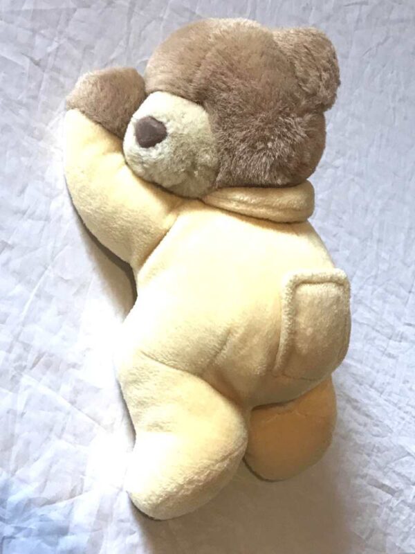 Peluche normale petit ourson brun allongé dort pyjama jaune