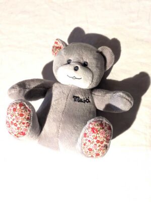 Peluche normale petit ourson gris petites fleurs pattes intérieur oreilles