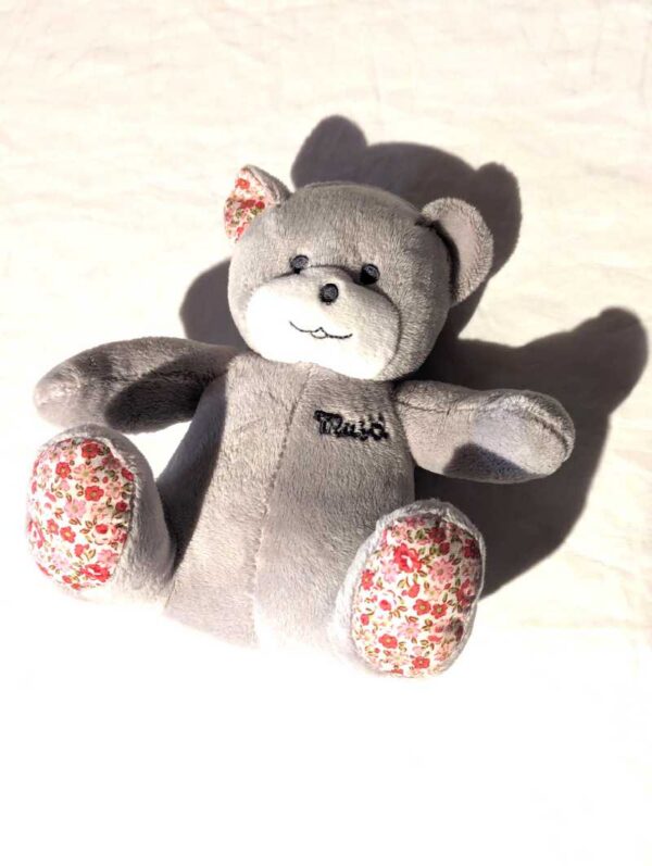 Peluche normale petit ourson gris petites fleurs pattes intérieur oreilles