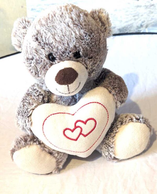 Peluche normale petit ourson gris gros coeur blanc contours coeurs rouges intérieur