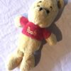 Peluche normale petit ourson winnie jaune veste rouge écriture pooh