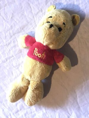 Peluche normale petit ourson winnie jaune veste rouge écriture pooh