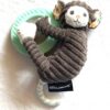 Peluche normale petit singe chimpanzé anthracite grand cercle anneau vert