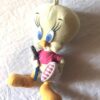 Peluche normale petit titi jaune oreiller blanc brosse à dents bleue