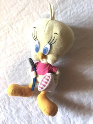 Peluche normale petit titi jaune oreiller blanc brosse à dents bleue