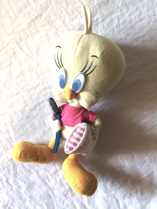Peluche normale petit titi jaune oreiller blanc brosse à dents bleue