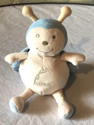 Peluche normale petite coccinelle beige bleu ailes bleues pois blancs