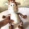 Peluche normale petite girafe blanche marron petit ventre bidon savane